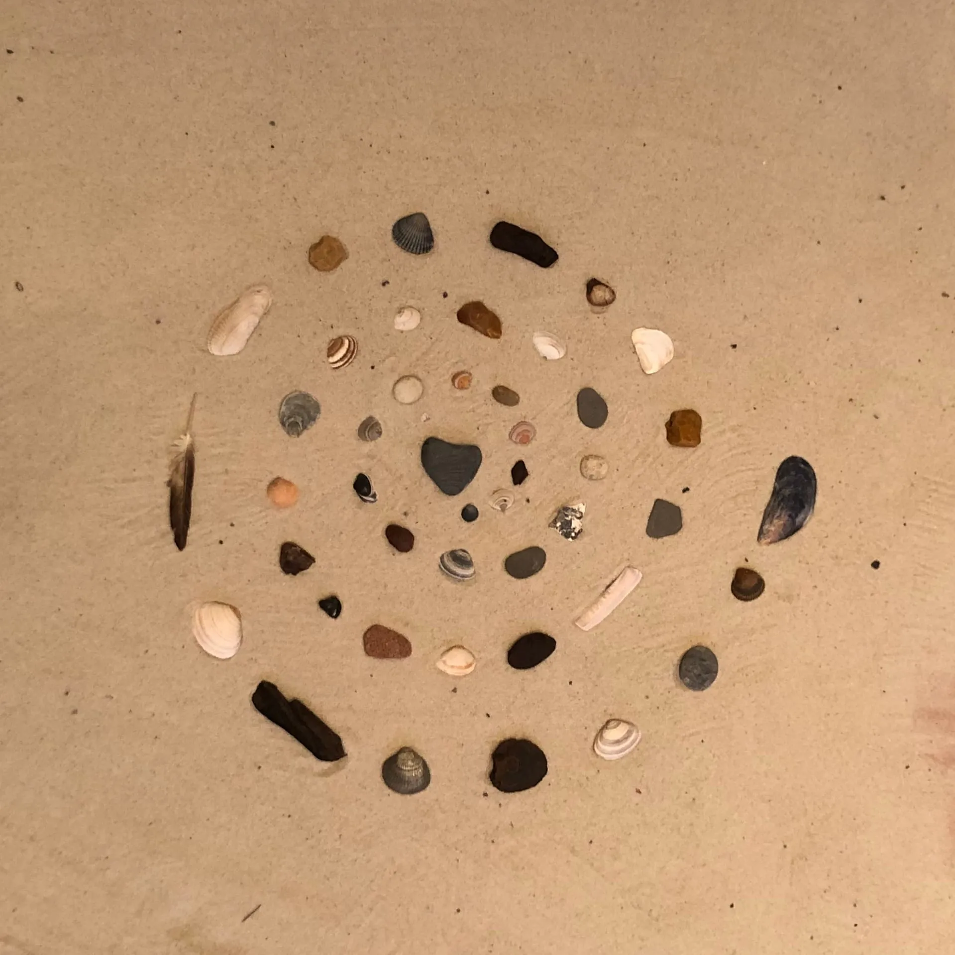 Gesprächsraum der Praxis mit zwei hellen Sesseln und Aufstellungsfiguren auf einem kleinen Holztisch